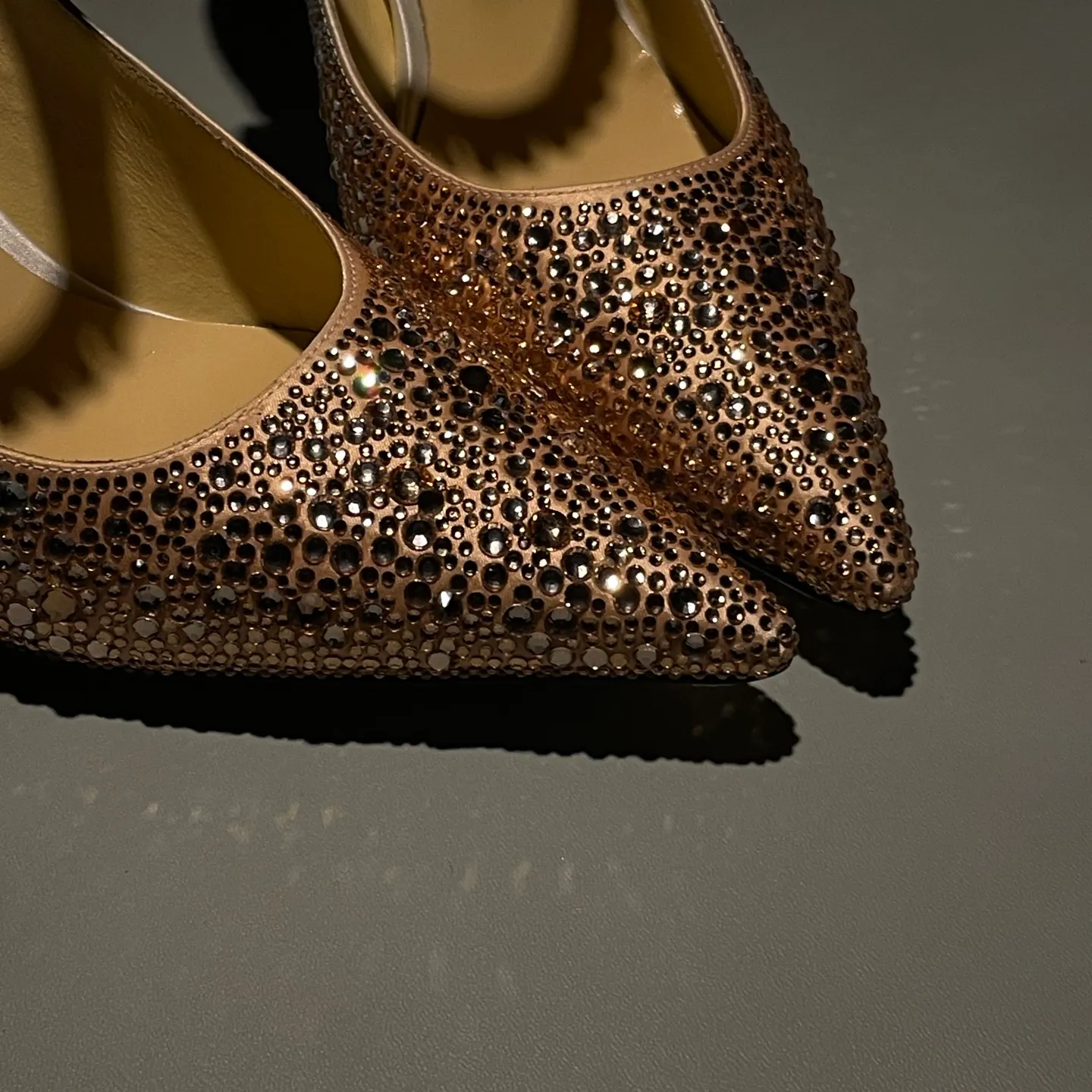 💕💕Factory direct selling price p680💕💕Jimmy Choo/Jimmy Choo classic diamond chain, pointed toe high-heeled slippers, crystal slippers, superb crystal slippers, so beautiful that you can’t take your eyes away. The shape of the shoes is very delicate, not too narrow and long, and the internal space is enough to allow the toes to relax enough. The rhinestones outline a charming arc on the instep, which is simply beautiful. It has a 360-degree surrounding fairy atmosphere, gorgeous but not exaggerated! ! The fabric is made of original customized material. The lining and toes are made of imported sheepskin. Customized A-grade Italian cowhide genuine leather sole. Heel height: 6.5cm 8.5cm Size: 35-39 (34/40/41/42/43 customized)